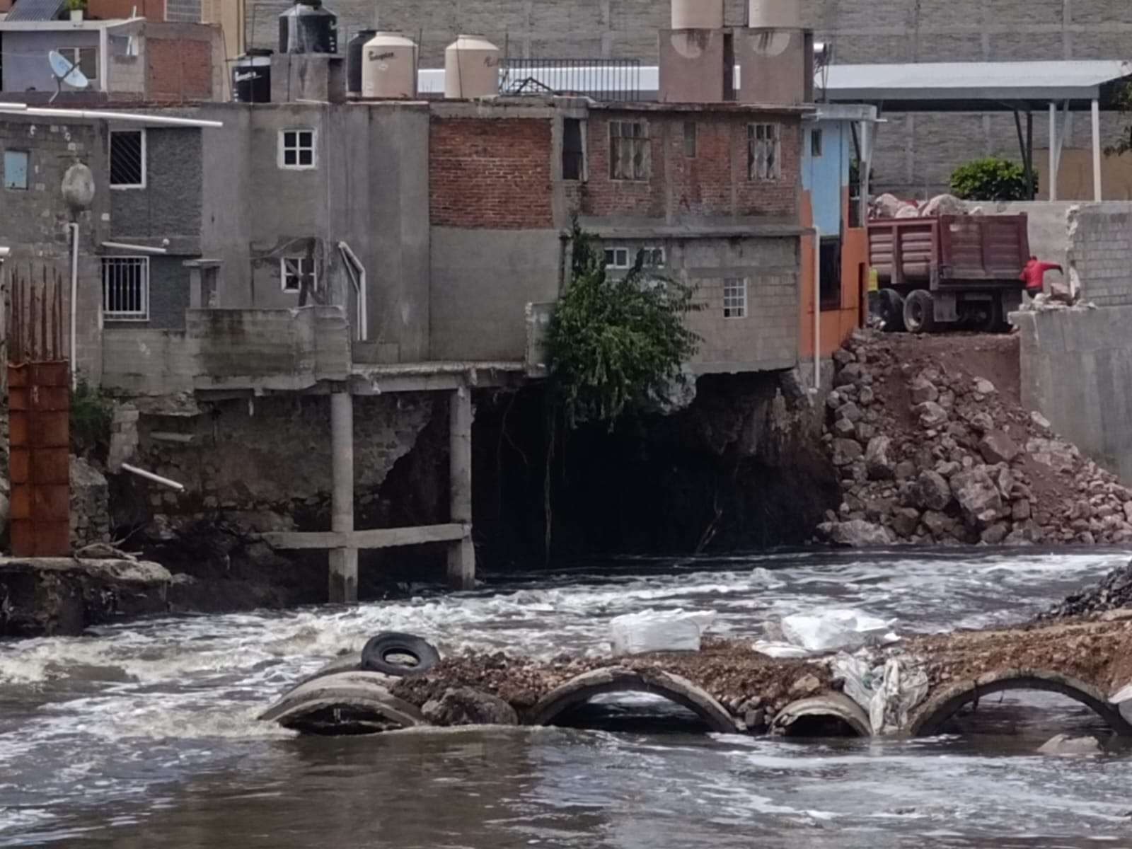 Río Tula: desalojan viviendas por socavón e incremento de caudal