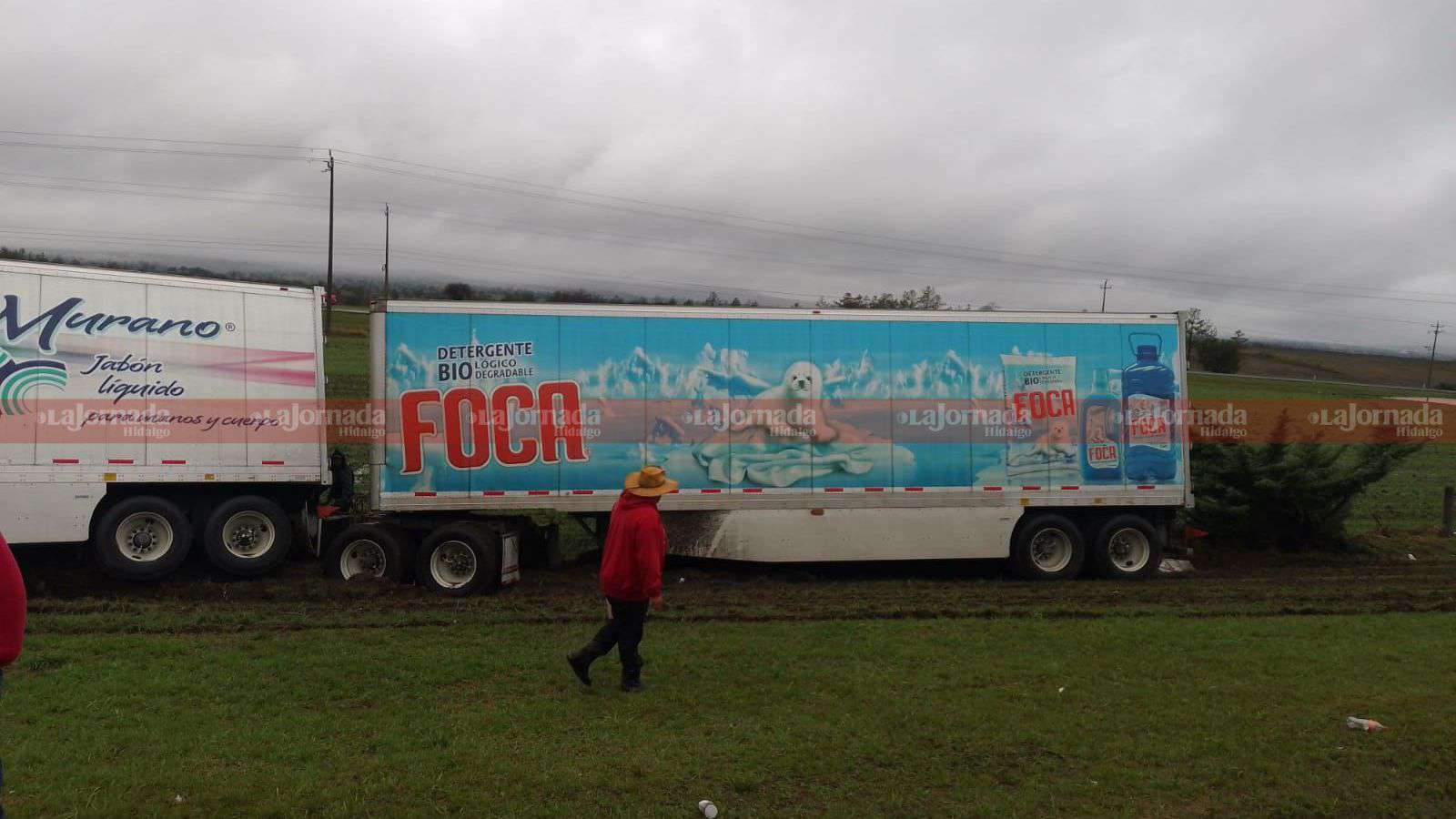 Autopista Arco Norte: tráiler de jabón se accidenta en zona de Calpulalpan