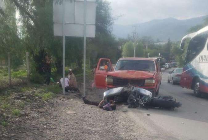 Accidente en Zimapán: mujer lesionada en choque entre camioneta y moto