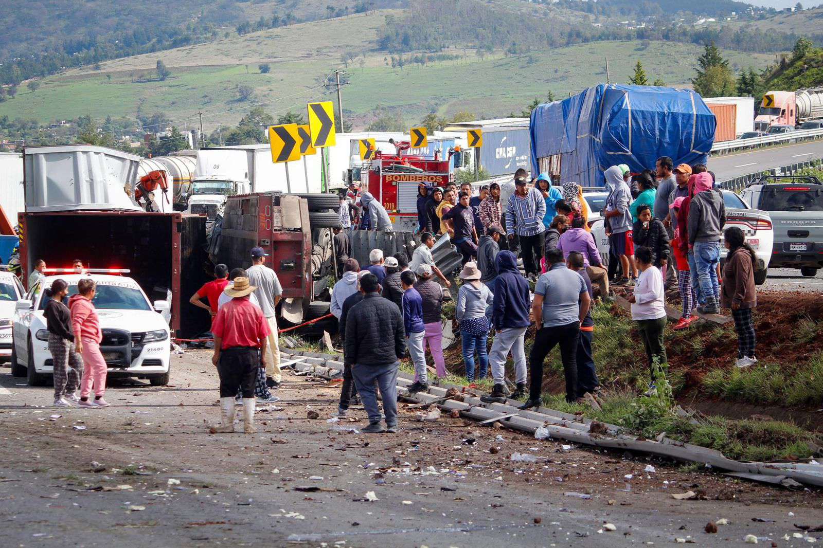 Autopista Arco Norte: tráiler vuelca en choque y pobladores rapiñan productos chinos | VIDEO