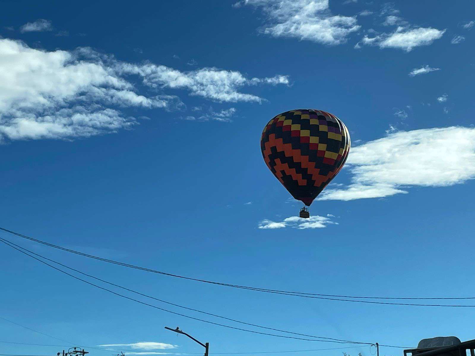 De emergencia, aterriza globo aerostático en bulevar de acceso al AIFA | VIDEO