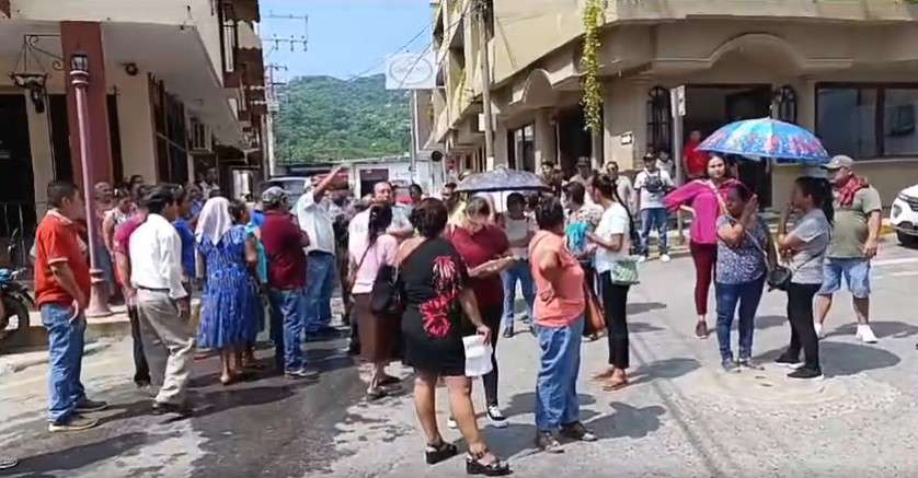 Vecinos de Huejutla cierran zona centro por falta de agua