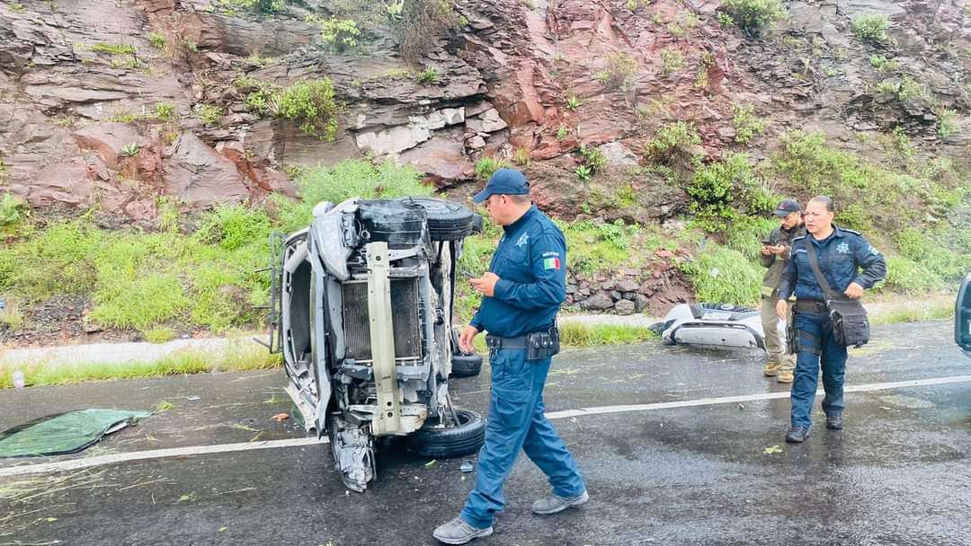 Carretera Pachuca-Actopan: volcadora deja dos lesionados