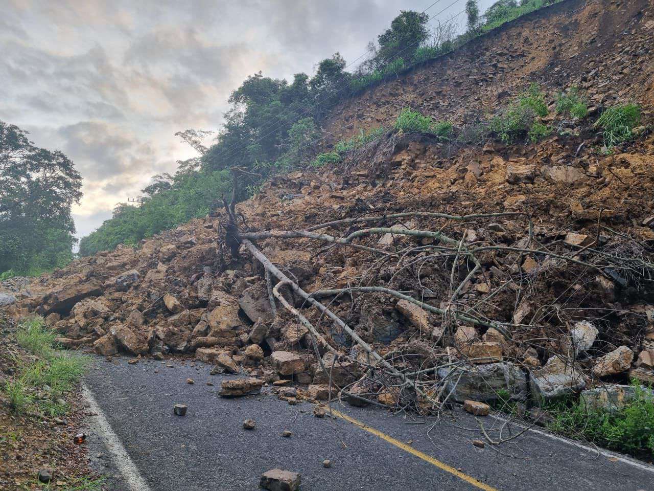 Deslave en Pisaflores: carretera bloqueada en ambos sentidos