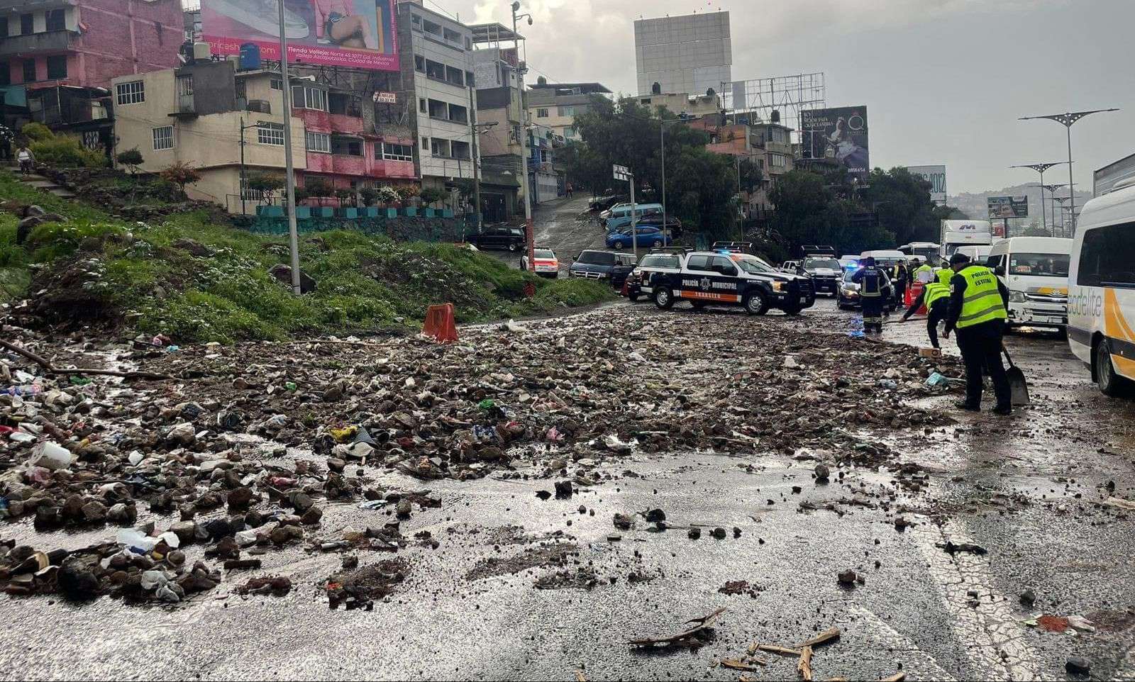 Autopista México-Pachuca: se desgaja cerro por fuerte lluvia