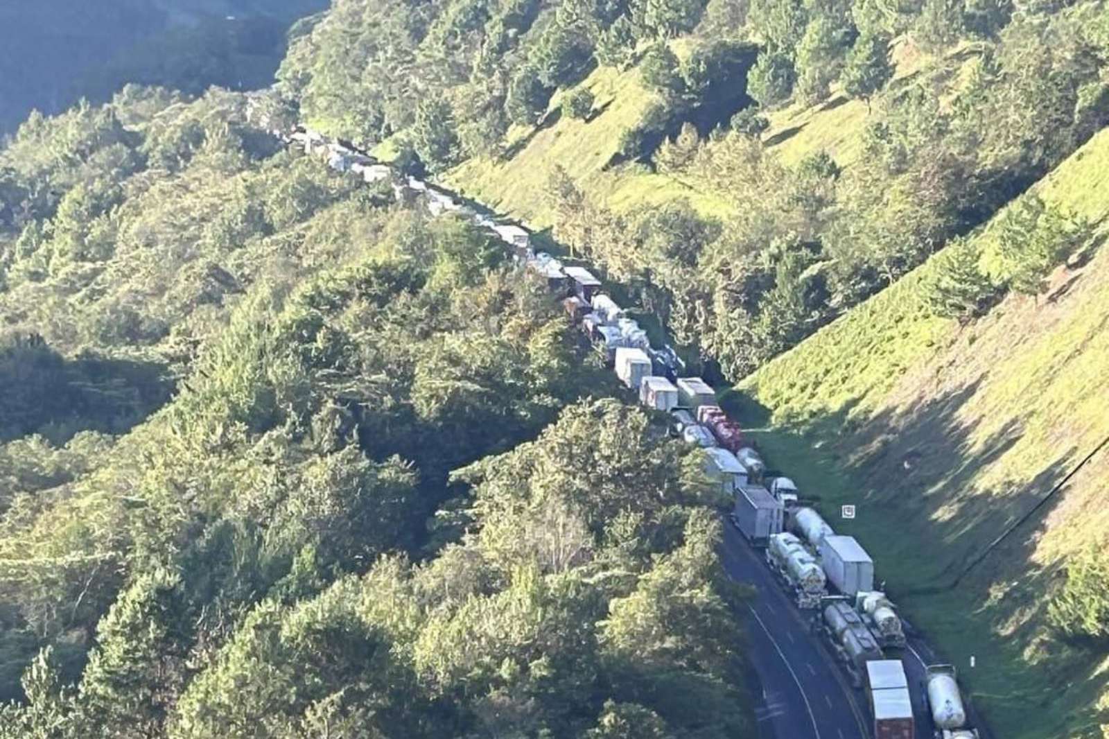 Carretera México-Tuxpan: continúa el cierre por volcadura de autotanque