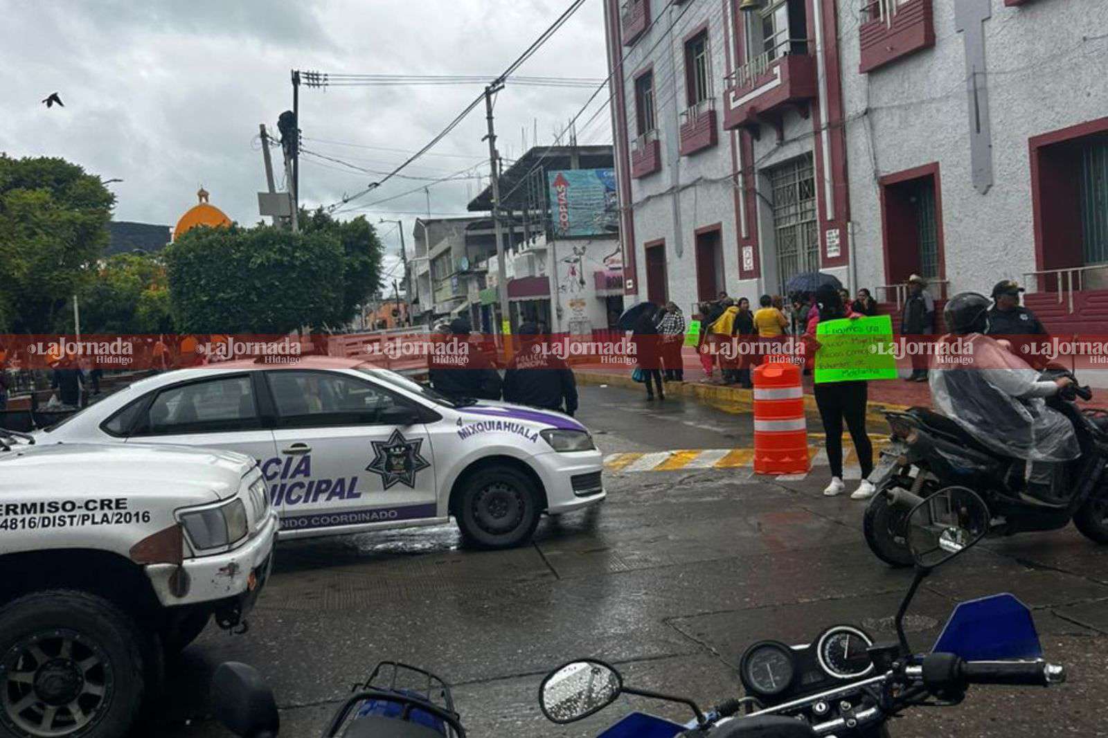 Manifestantes cierran presidencia municipal de Mixquiahuala