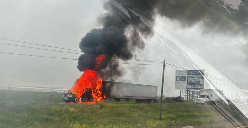 Tractocamión se incendia en la carretera México-Pachuca; esto sabemos