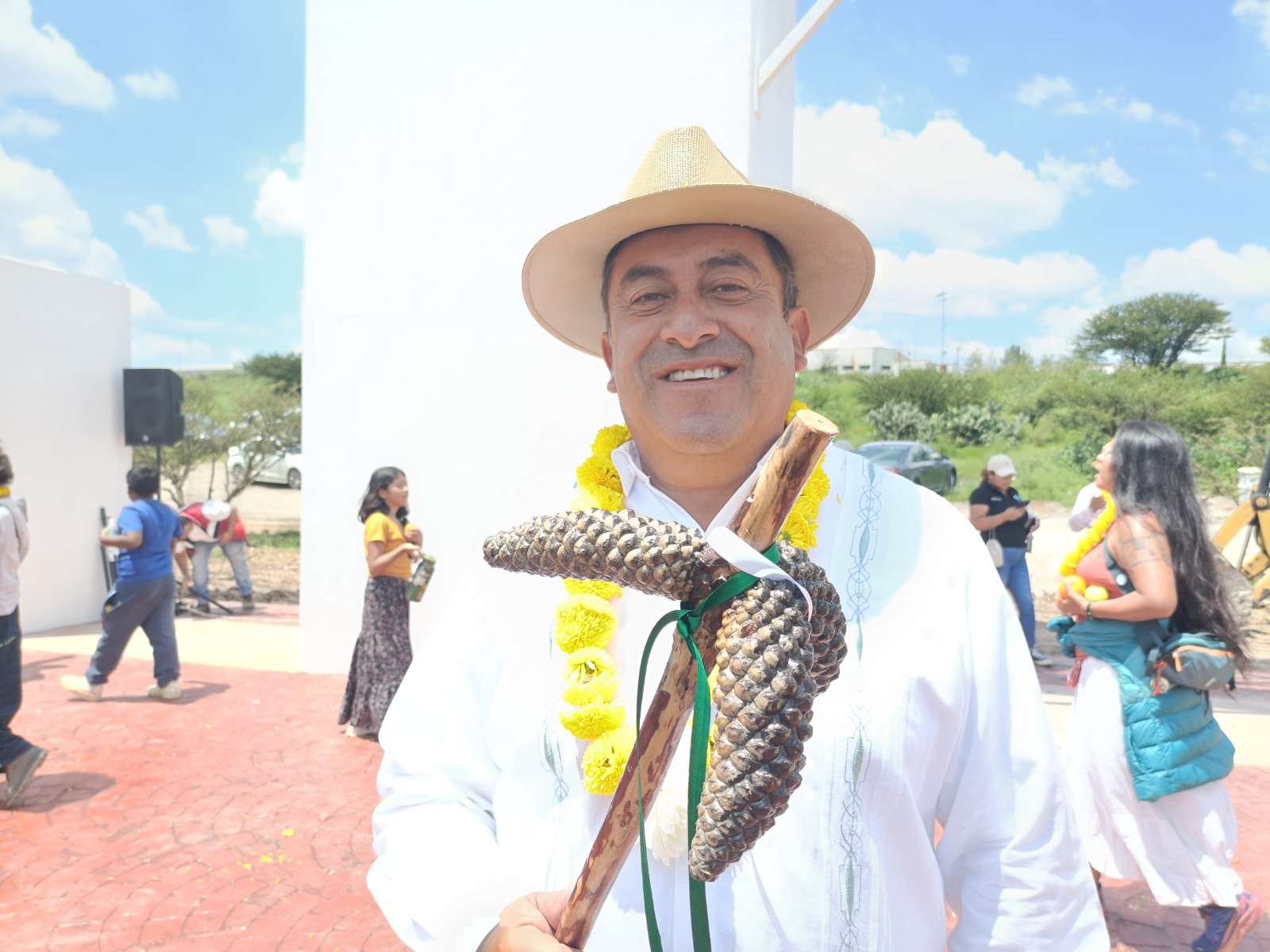 Tepeji del Río: Salvador Jiménez recibe bastón de compromiso durante ceremonia por la “Jornadas de la Paz y Dignidad”