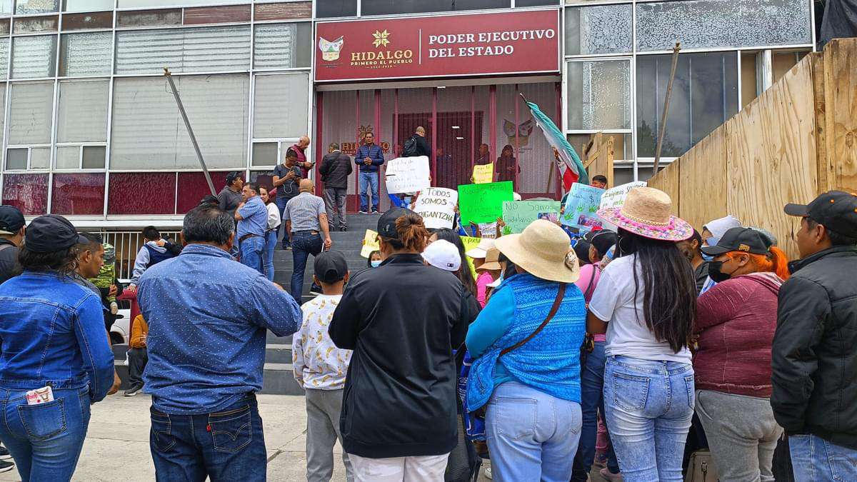 Vecinos de Francisco I. Madero protestan en Pachuca por conflicto con escuela; defienden a ejidatarios