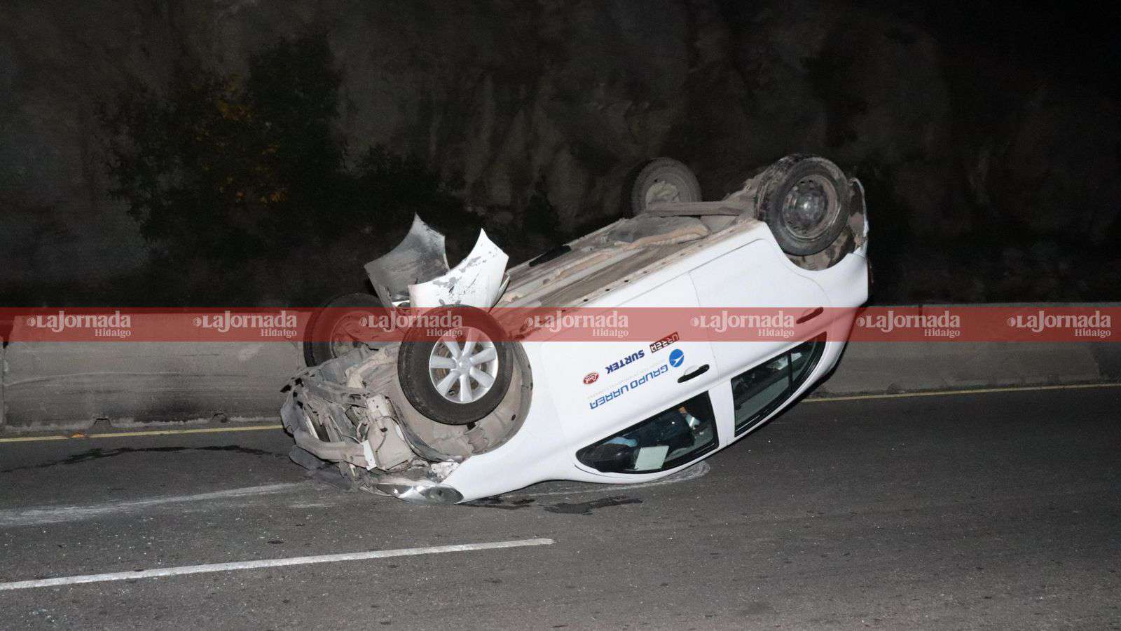 Auto vuelva en el Corredor de la Montaña |VIDEO