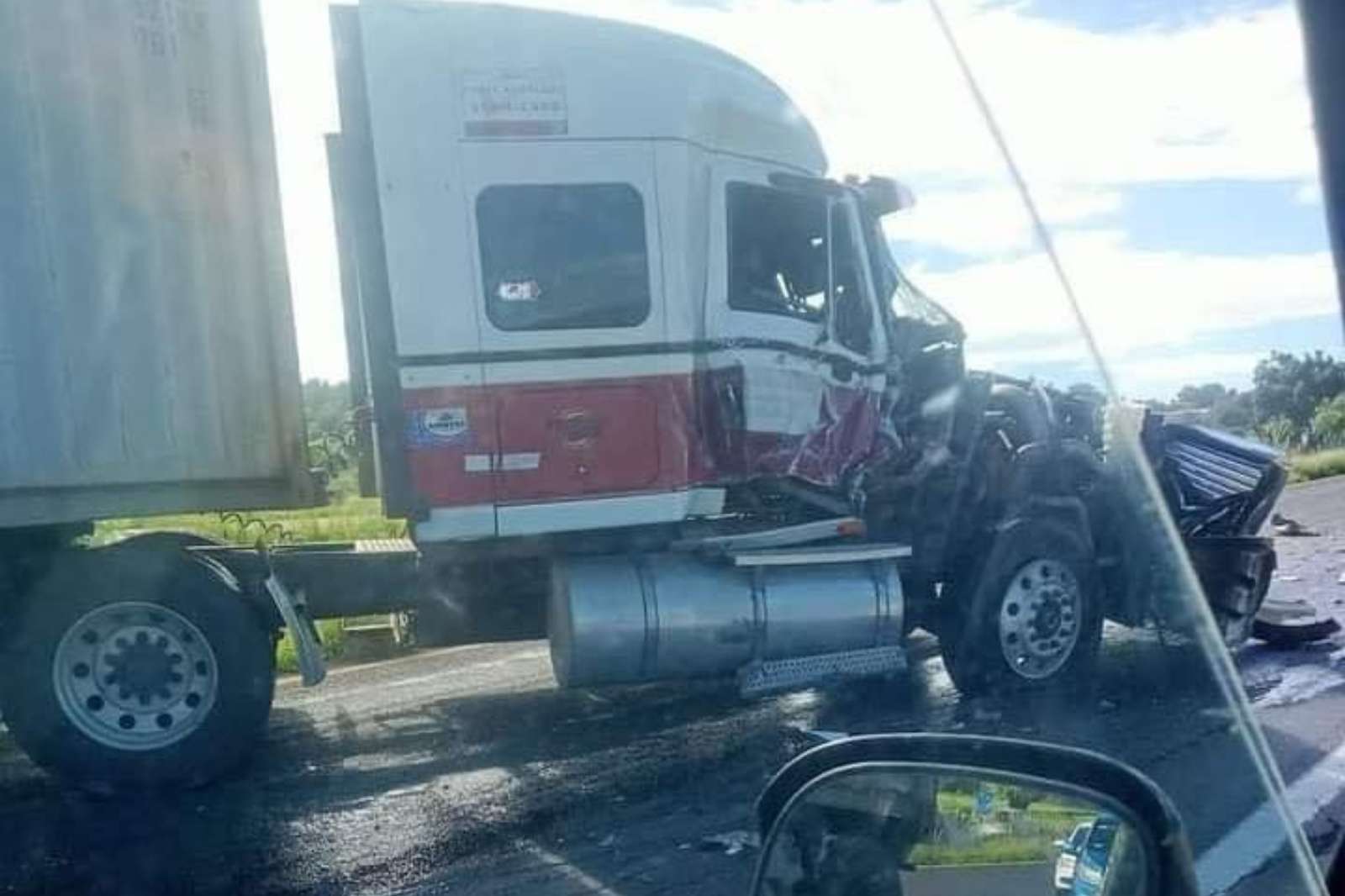 Accidente en la Pachuca-Sahagún: tráiler impacta y camión de volteo huye