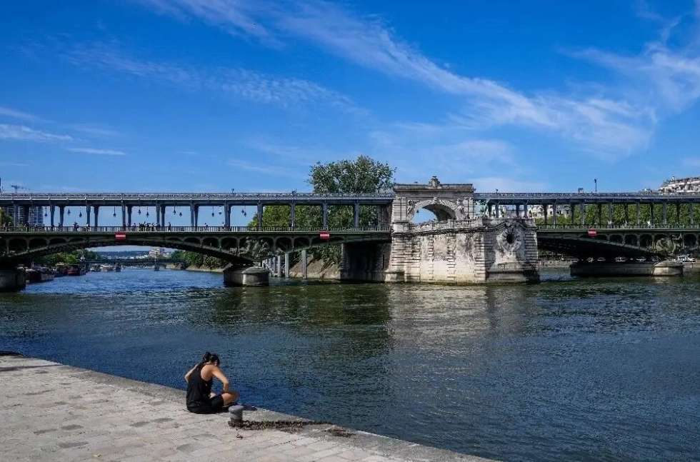 Alcaldesa de París nada en el río Sena a un día de apertura de los Paralímpicos