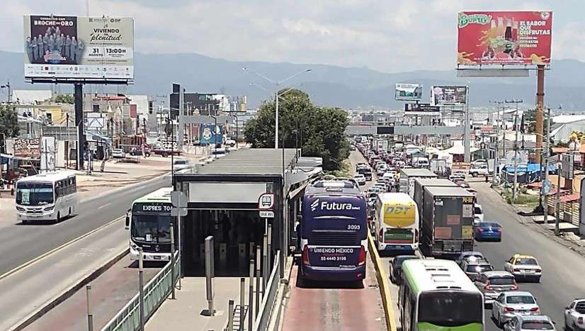 Autobús intenta evitar el tráfico y choca con estación del Tuzobús