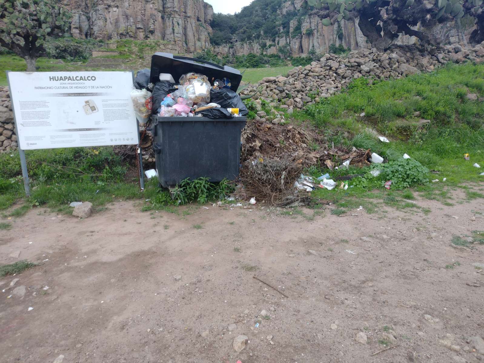 Persiste basura y descuido de pinturas murales en Zona Arqueológica Huapalcalco