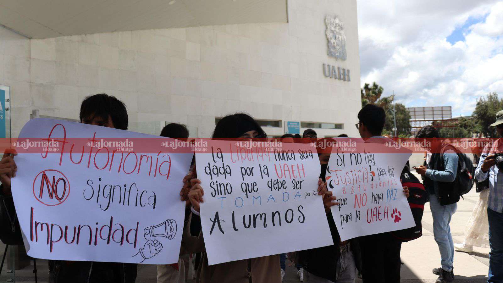 Alumnos de la UAEH protestan en plena inauguración de la FUL 2024