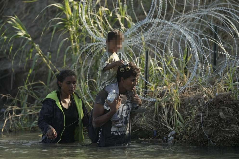 Triplica Texas vallas de alambre de púas contra migrantes