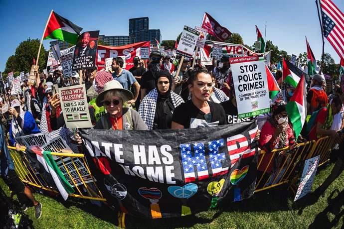 Policía de Chicago arresta a manifestantes en Convención Nacional Demócrata