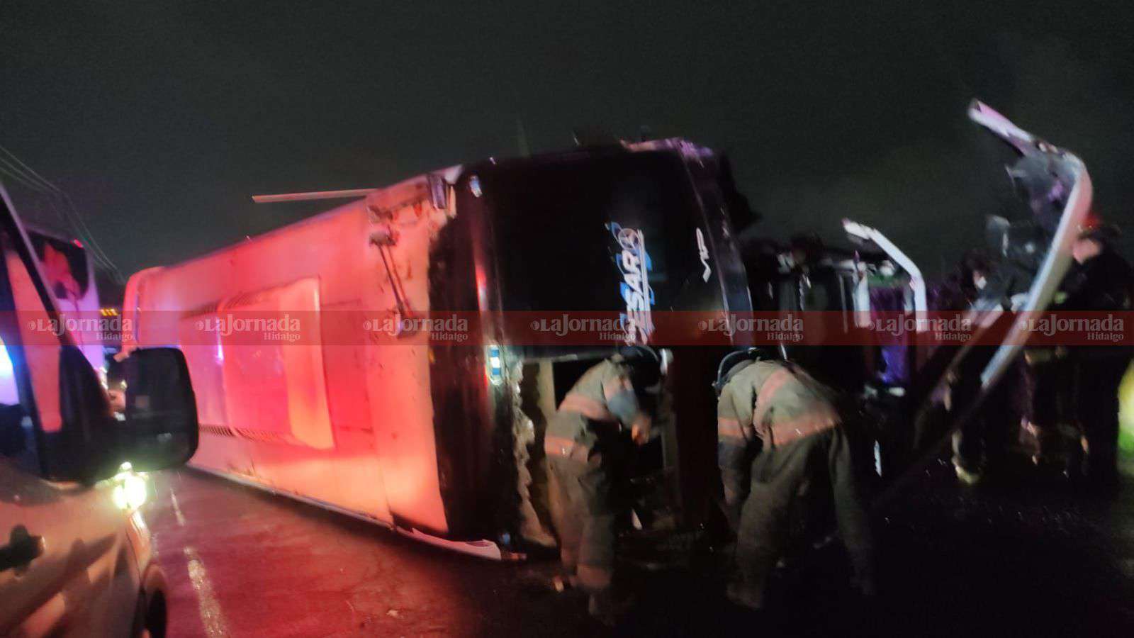 Autobús vuelca sobre la carretera México-Pachuca; el conducto huyó