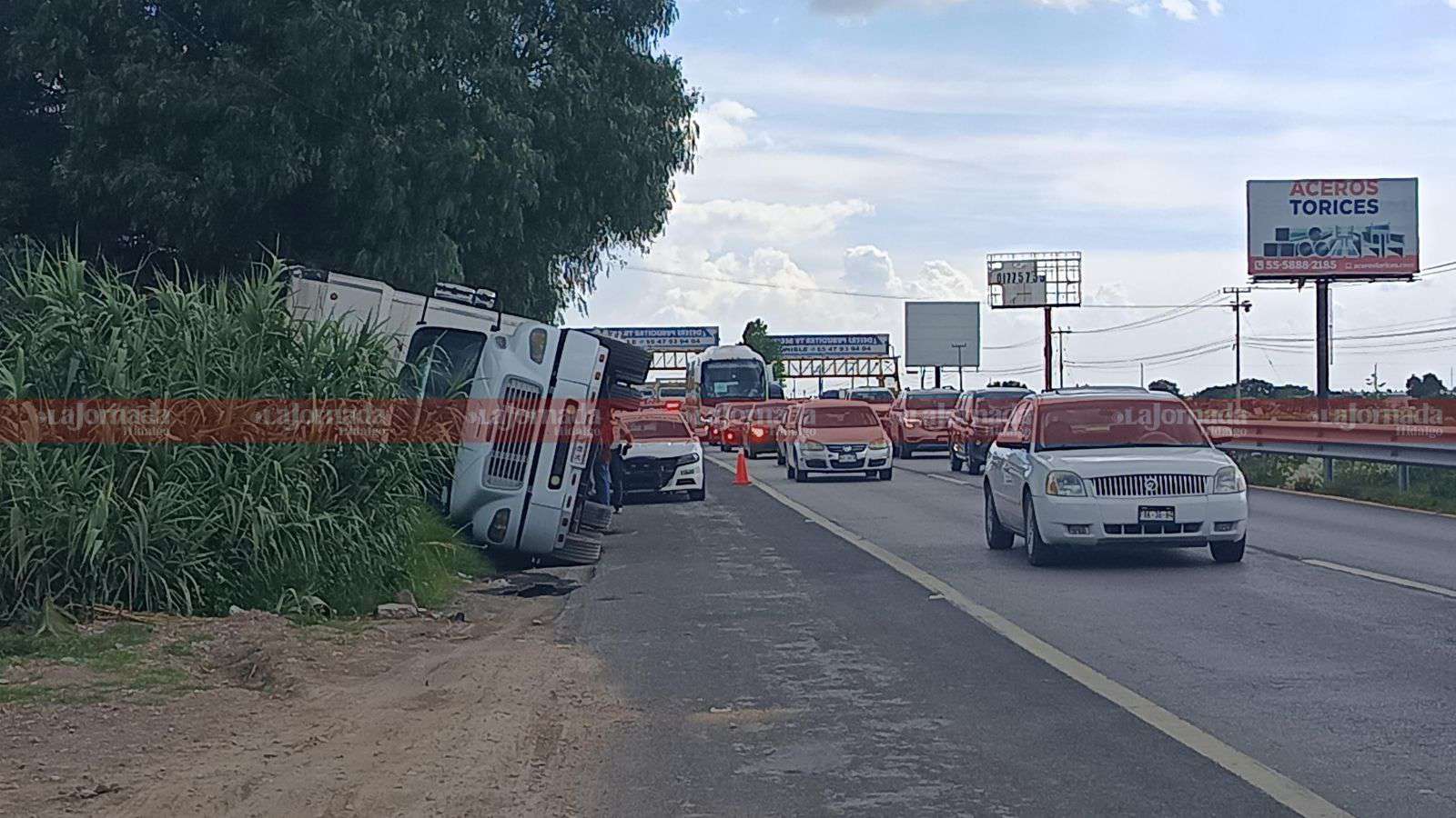 Vuelca camión Torton sobre la autopista México-Pachuca; te contamos los detalles