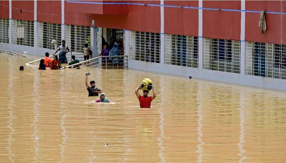 En refugios 300 mil personas en albergues por inundaciones en Bangladesh