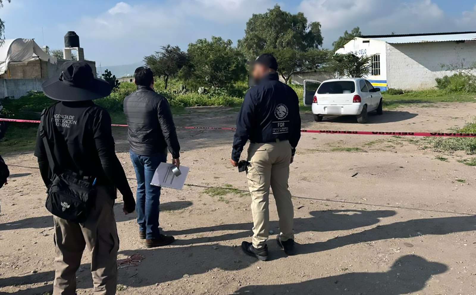 FGR decomisa botellas de alcohol, armas, cartuchos y mercancía en Tula de Allende