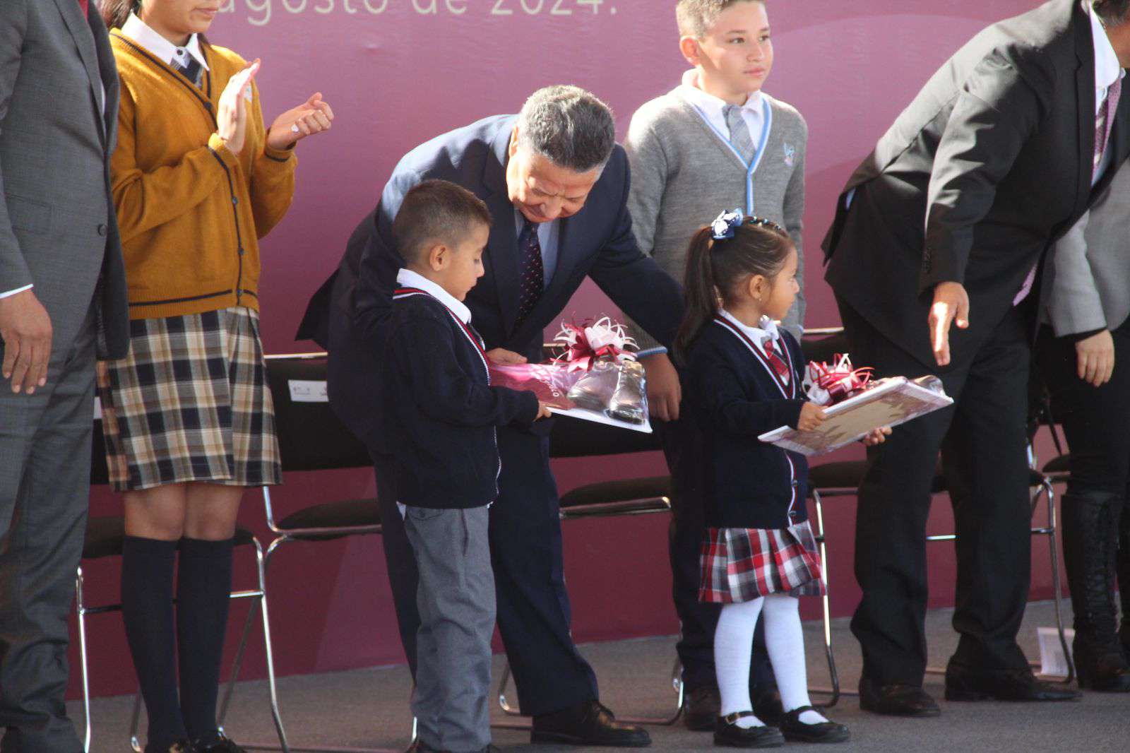 Inicia ciclo escolar 2024-2025 en Hidalgo: entregan útiles y uniformes escolares