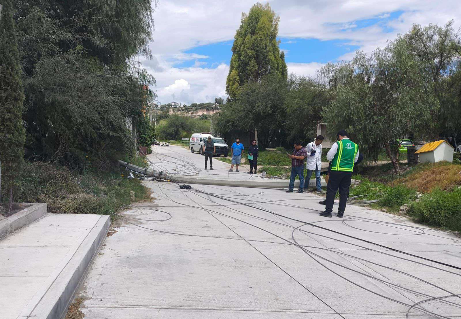 Ixmiquilpan: muere trabajador de CFE, poste le cae encima