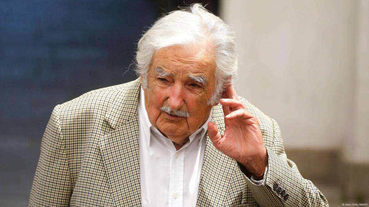 Presenta José Mujica mejoría tras tratamiento contra cáncer