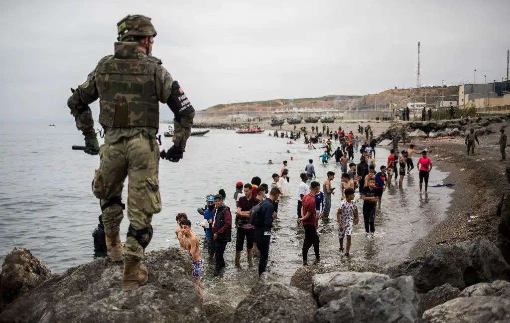 Llegan decenas de migrantes por mar a la ciudad de Ceuta, muchos menores