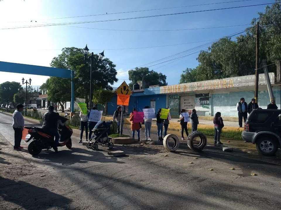 Padres del CAIC Ajacuba bloquean carretera por cierre de escuela