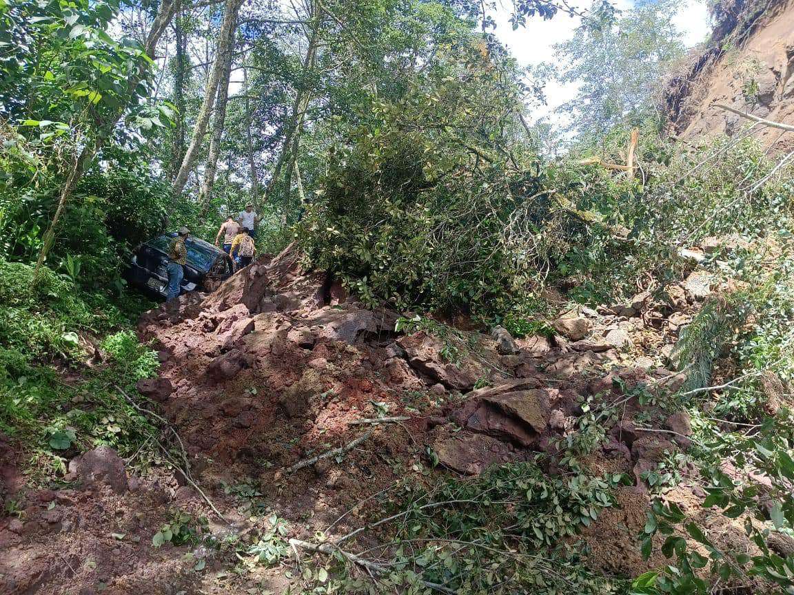 Tlanchinol: deslave deja un auto atrapado e incomunicada una carretera