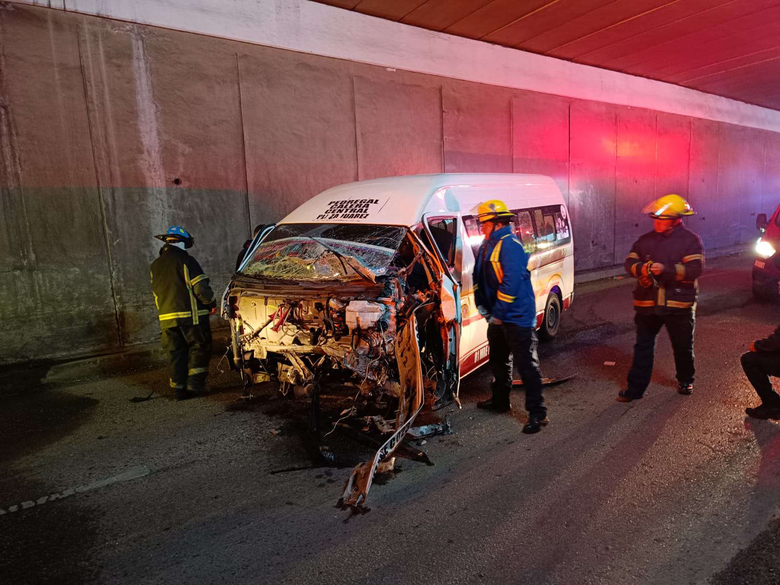 Pachuca: combi choca en túnel de Río de las Avenidas; dos heridos