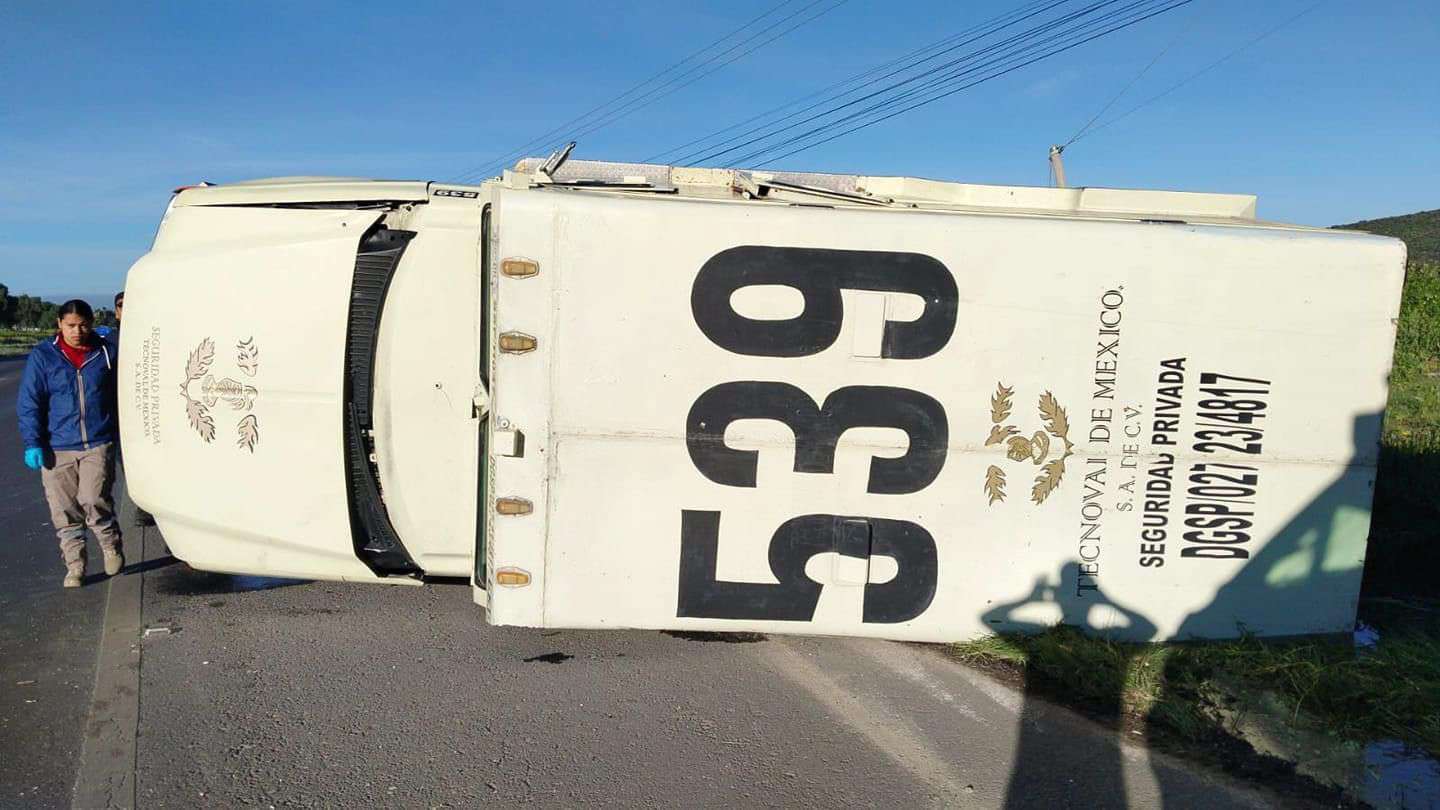 Vuelca camioneta de valores en la México-Pachuca; hay tres heridos