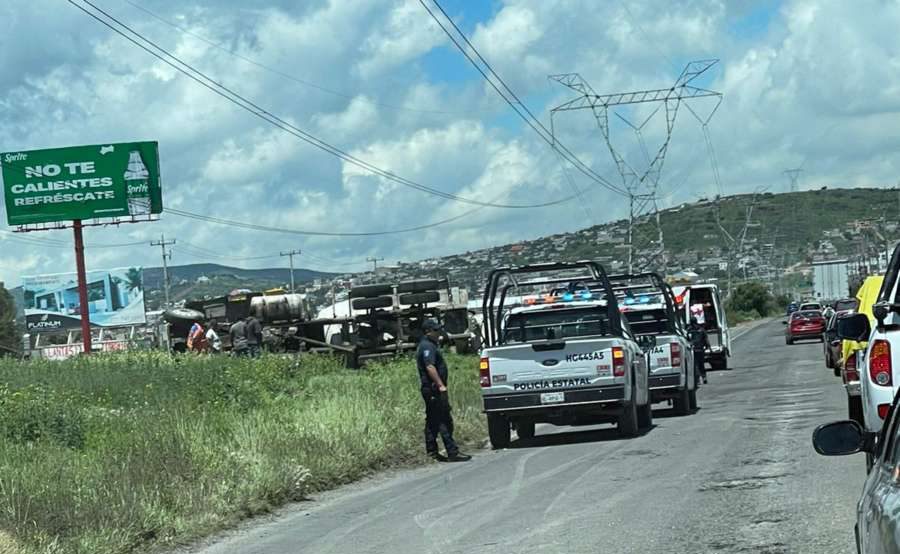 Pachuca: vuelca tráiler en el bulevar Las Torres