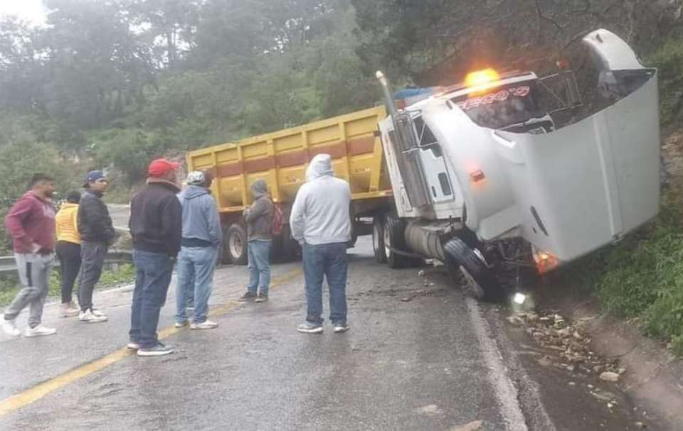 Zimapán: por lluvia, tráiler casi se va a voladero