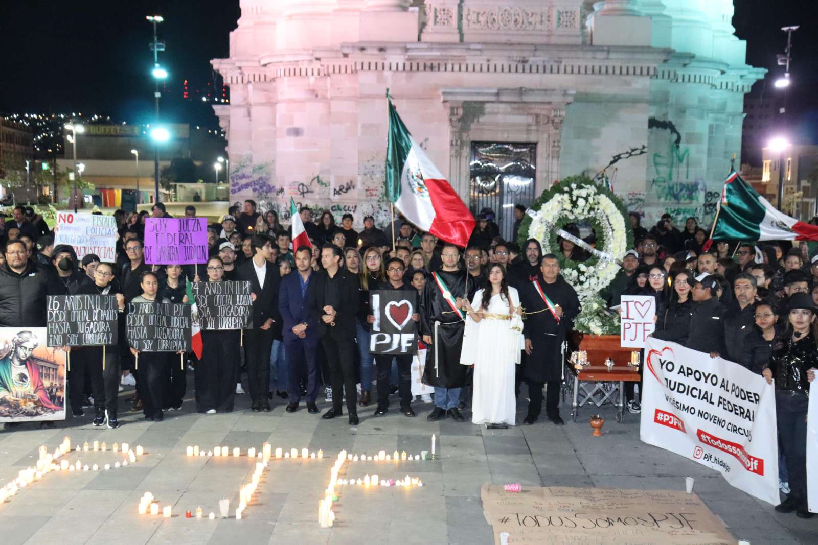 Con carroza y ataúd, trabajadores del PJF realizan marcha fúnebre