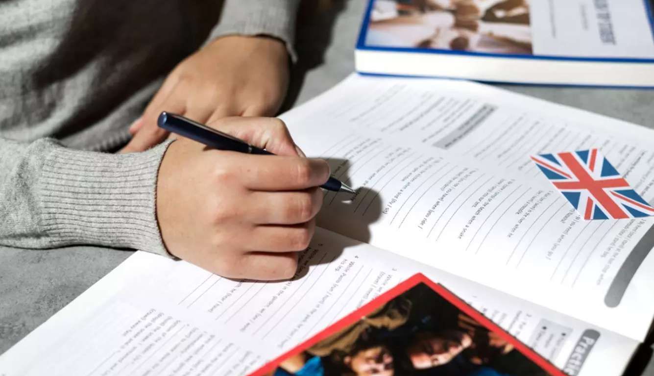 ¿Clases de inglés con libro en español? Te contamos lo que se sabe