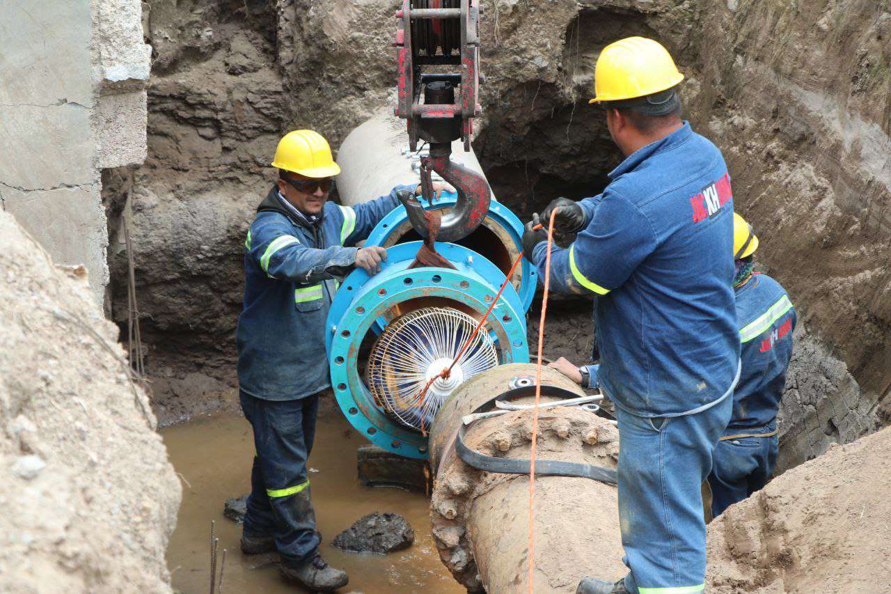 Limpian tres tanques de agua de Caasim; se consumía agua potable con lodo y piedras