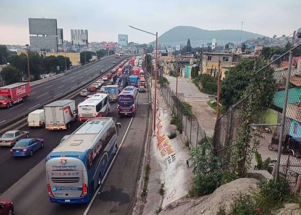 Accidente en la México-Pachuca: camioneta paraliza tráfico en Ecatepec