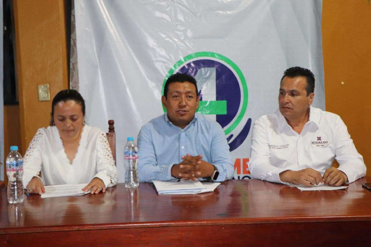 Alcalde de Xochiatipan presenta su cuarto informe en medio de protestas