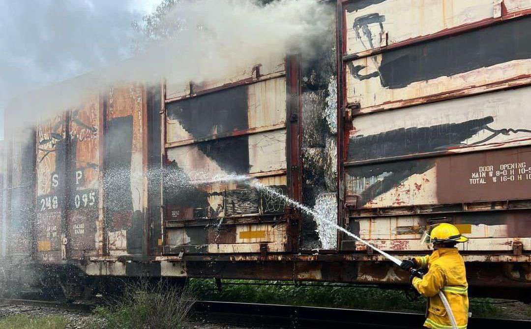 Atotonilco de Tula: tren se descarrila, vagón se incendia