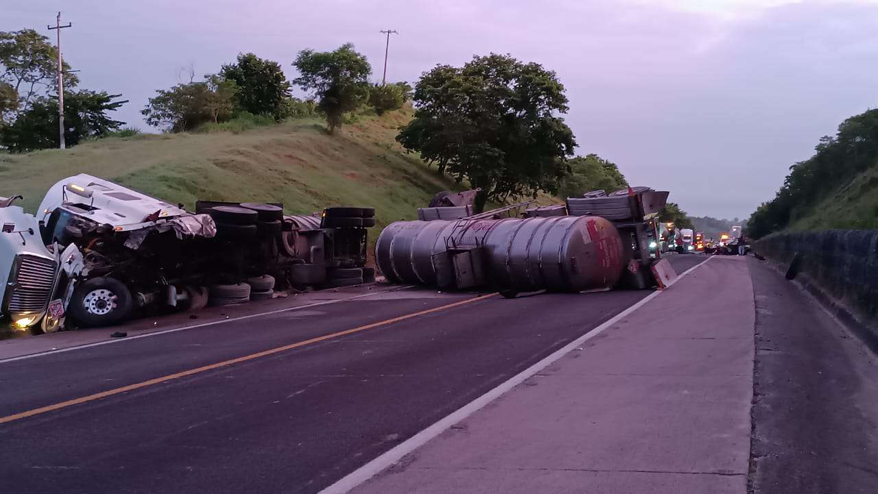 Autopista México-Tuxpan: choque de tráiler y taxi deja 3 personas sin vida