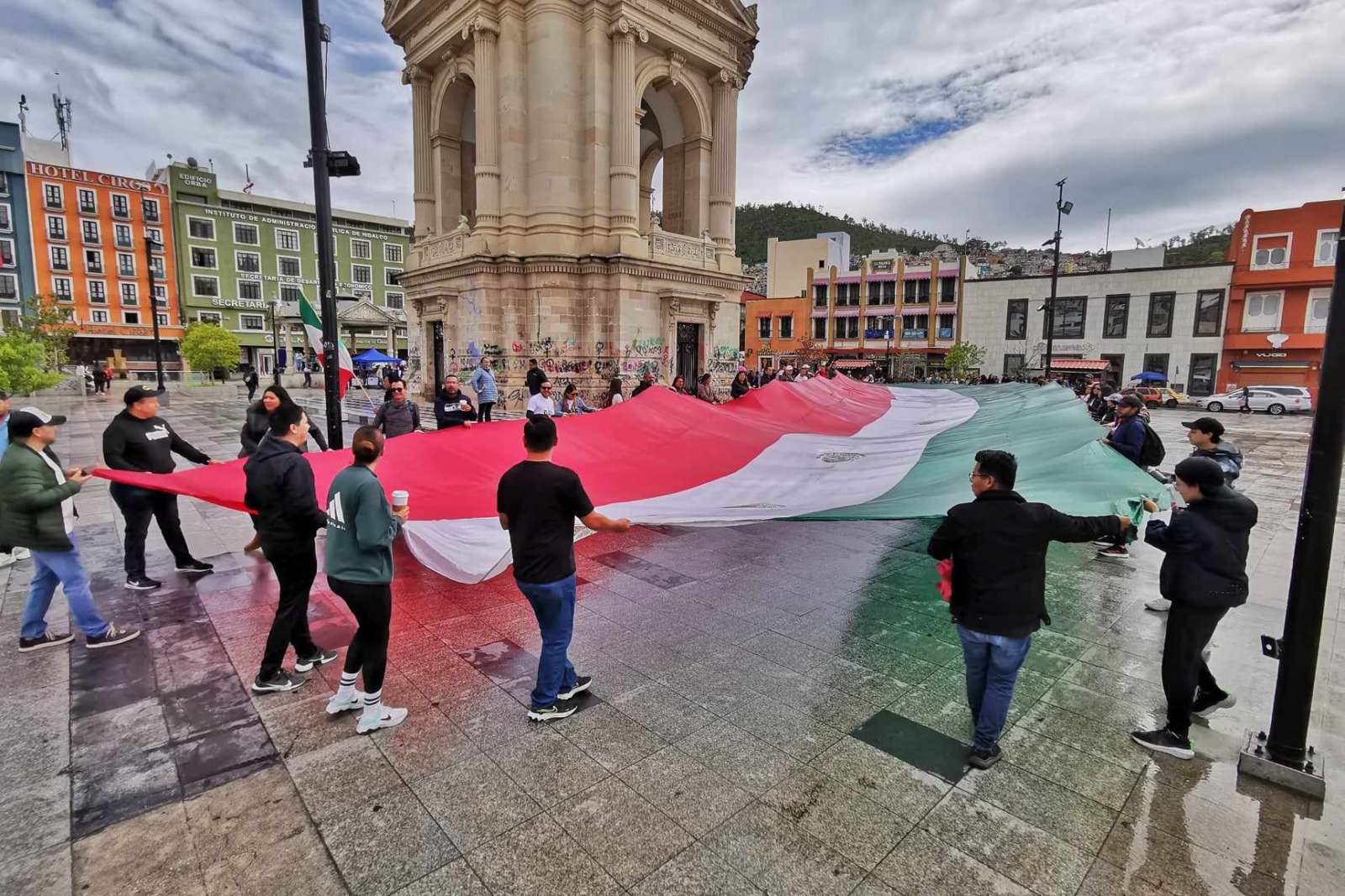 Reforma Judicial: trabajadores del PJF marchan con bandera monumental en Pachuca