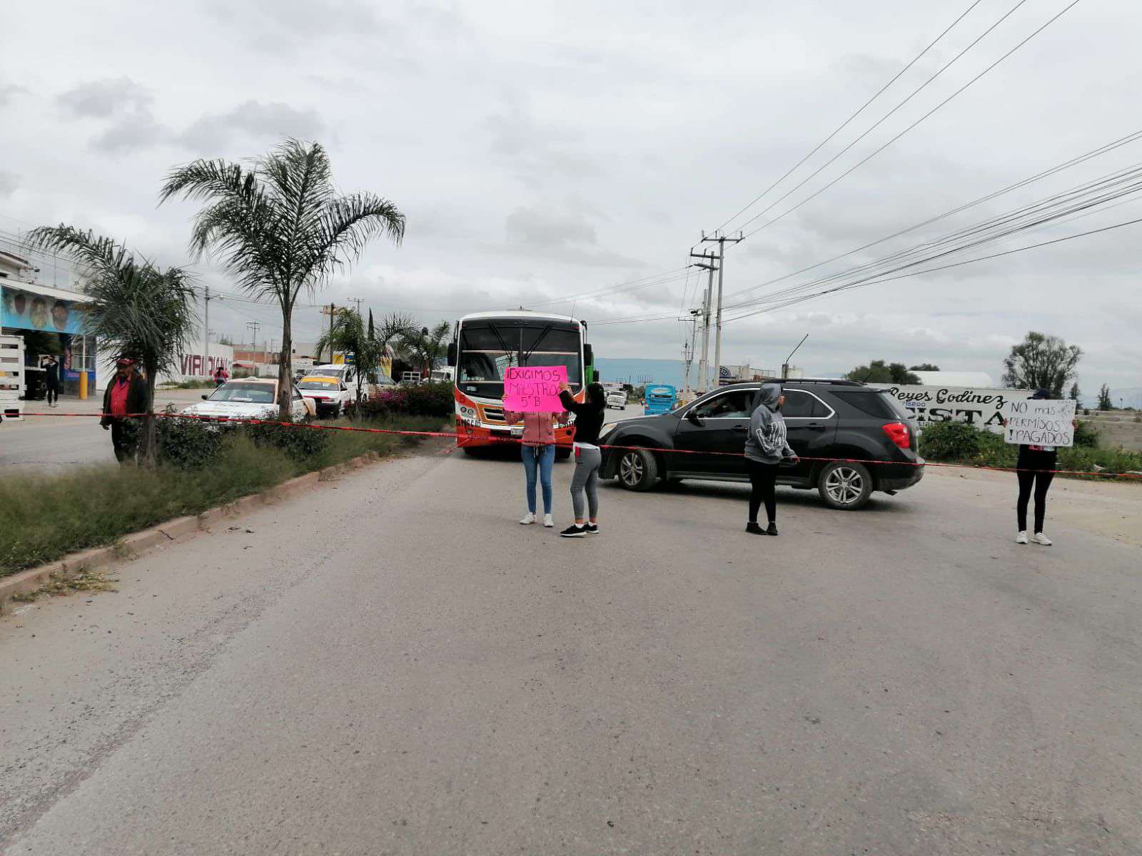 Padres de familia bloquean carretera Mixquiahuala-Tlahuelilpan