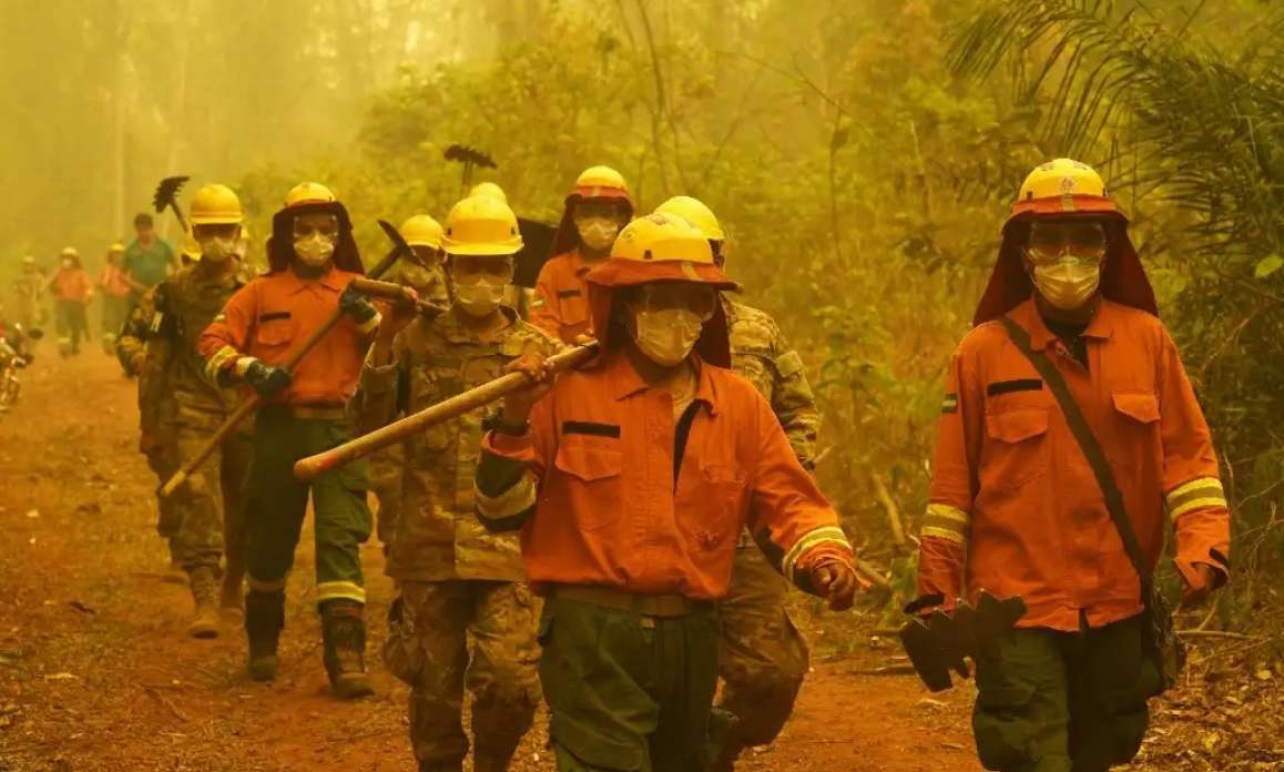 Entre el humo y la sed, Bolivia combate el fuego que devora sus bosques