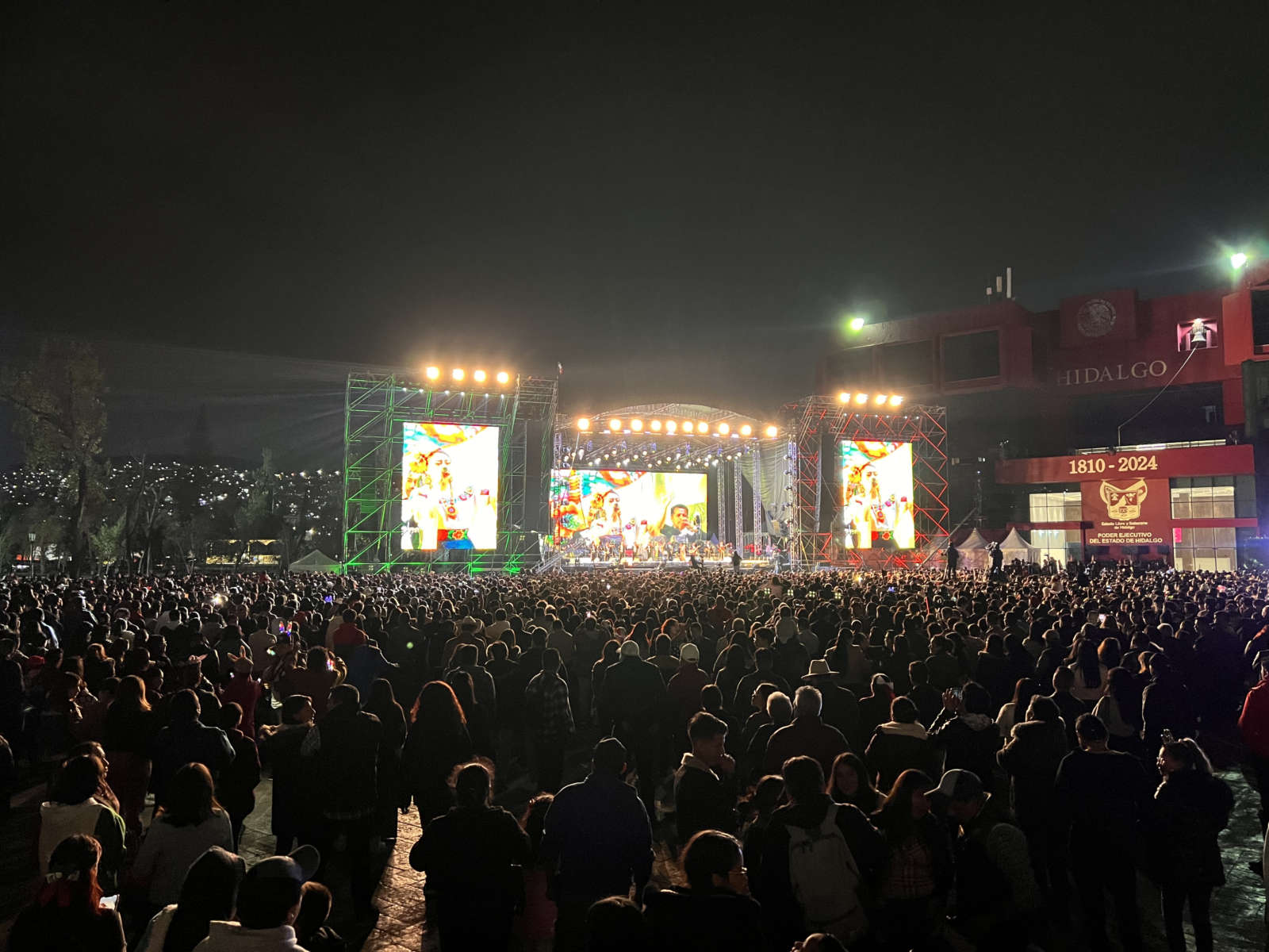 Con todo y lluvia, Julio Menchaca realiza Grito de Independencia en Plaza Juárez