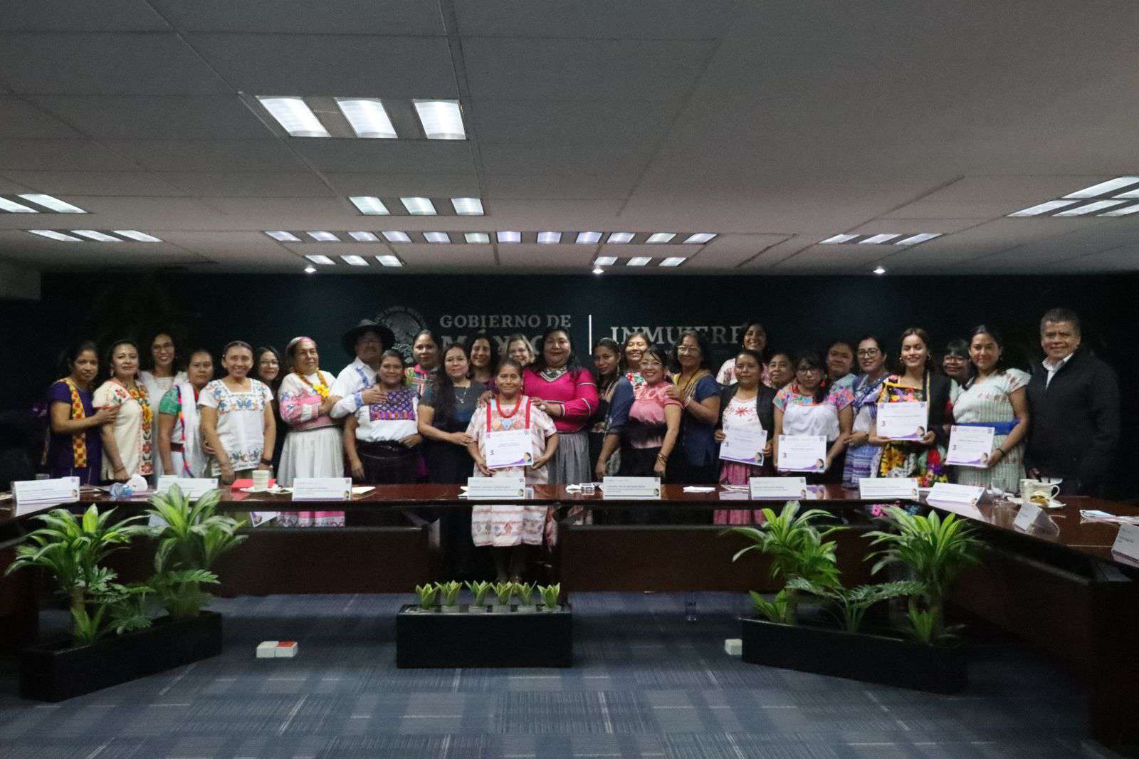 Recibe programadora indígena hidalguense premio nacional de Inmujeres e INPI