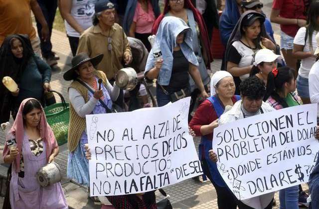 Marchan en Santa Cruz, Bolivia por falta de dólares y combustible