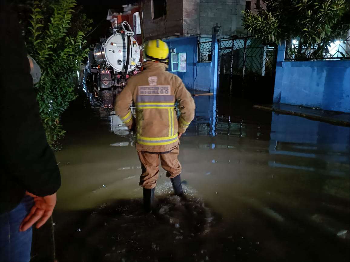 Río Tula se desborda en tres zonas, habilitan albergues